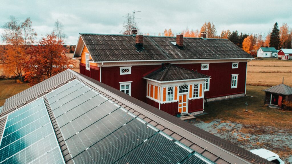 Aurinkopaneelit ja akustot